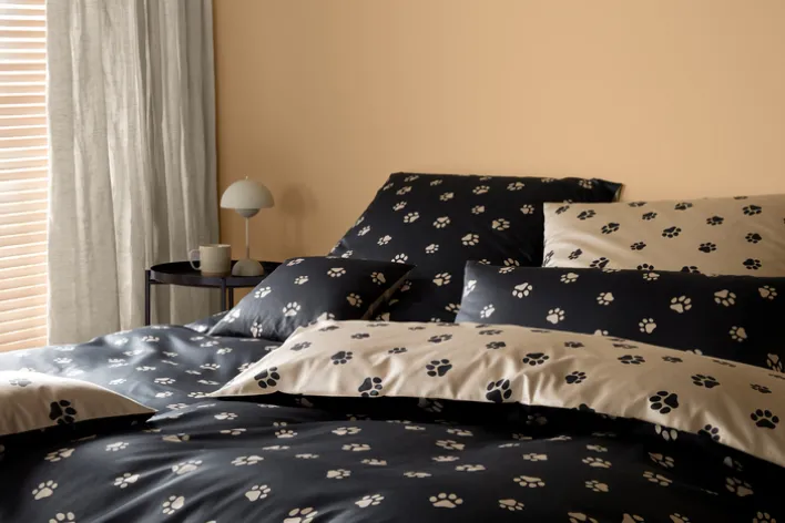 elegante Makosatin-Bettwäsche PFÖTCHEN 135 x 200 cm schwarz/beige