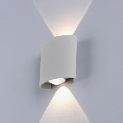 Paul Neuhaus Außenwandleuchte CARLO Aluminium/Kunststoff 8 x 7.6 x 3.2 cm Silberfarbig