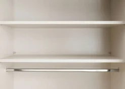 STAUD Kleiderschrank SINFONIE PLUS VIII 280 cm Alpinweiß/ Alpinweißglas/ Spiegel mittig